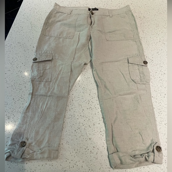 Banana Republic Pants - Like New - Banana Republic Linen blend Cargo Crop Size 6P (waist 16”)